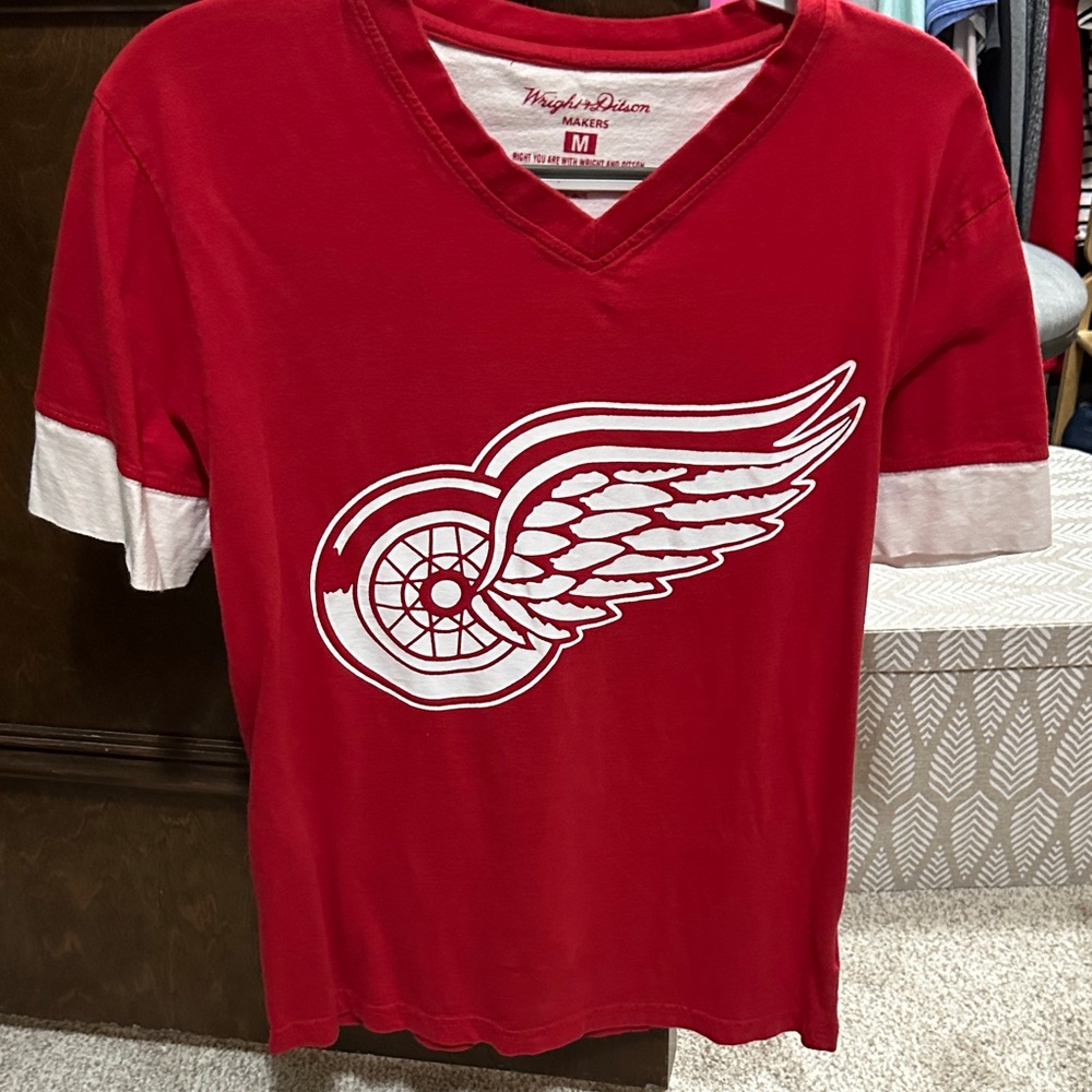 Mitchell & Ness Men’s Red Wings V-Neck Tee w/ Winged Logo - Size Medium Vintage